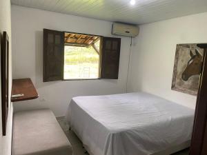 グラヴァターにあるChácara Maluco Beleza 4のベッドルーム1室(ベッド1台付)、馬の写真が飾られた窓が備わります。 +28枚の写真