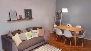 - un salon avec un canapé et une table dans l'établissement V&A, à Buenos Aires