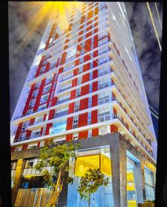 um edifício alto com o sol brilhando sobre ele em Loft céntrico San borja - San Isidro em Lima