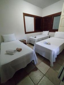 um quarto com duas camas com toalhas em Recanto Pau Brasil em Sete Lagoas