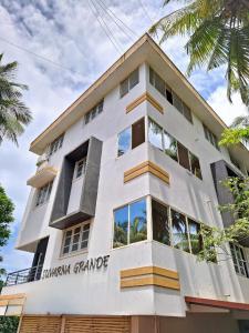 un edificio con las palabras amazon grande en él en Suvarna Grande Homes en Mangalore