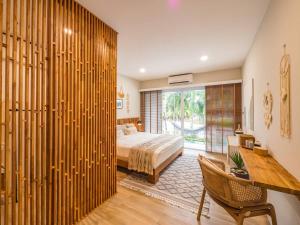 a bedroom with a bed and a wooden wall at Stylish Townhouse near Fisherman in Amphoe Koksamui