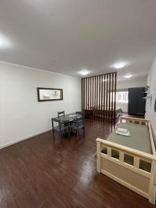 ein Wohnzimmer mit einem Tisch und einem Esszimmer in der Unterkunft LA RUFINA in Salta