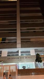 ein Gebäude mit einem Schild an der Seite in der Unterkunft Praia Grande - Condomínio Grygor in Praia Grande