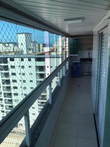 einen leeren Balkon mit Blick auf ein Gebäude in der Unterkunft Praia Grande - Condomínio Grygor in Praia Grande