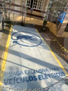 a sign for a jaguar roller coaster in a store window at Flat Amarilis em Riviera São Lourenço - com arrumação, café manhã, wifi privat, toalhas praia e piscina e enxoval completo com trocas toalhas in Riviera de São Lourenço