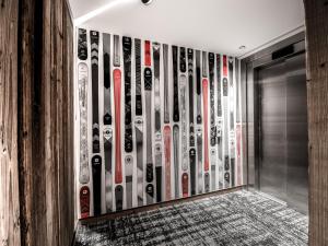 a room with skis on the wall at Appartement de luxe, skis aux pieds, Méribel - FR-1-613-39 in Méribel +25 photos