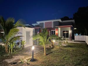 ein Haus mit Lichtern in der Nacht davor in der Unterkunft Kedawang Village Langkawi in Pantai Cenang