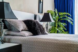 Un dormitorio con una cama con un animal de peluche encima. en Luxury Kingston Apt - Pool & free parking 20 south, en Kingston