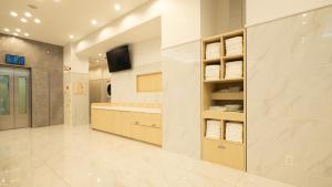 Televiisor ja/või meelelahutuskeskus majutusasutuses Toyoko Inn Nagoya-eki Sakuradori-guchi Shinkan