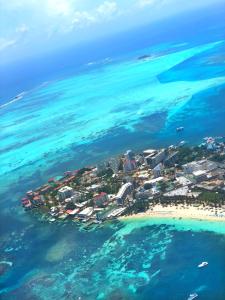 uma vista aérea de uma ilha tropical no oceano em Apartahotel Caribe Diez em San Andrés