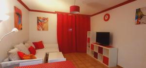 Televízia a/alebo spoločenská miestnosť v ubytovaní Playa Park Apartments