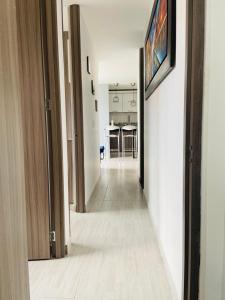 einen Flur mit offener Tür zu einem Zimmer in der Unterkunft Apartamento Ibague in Ibagué