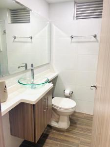 ein weißes Badezimmer mit Waschbecken und Toilette in der Unterkunft Apartamento Ibague in Ibagué