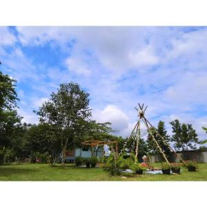 une balançoire dans un parc avec un ciel dans l'établissement Pernjai Homestay 2beds, à Pua