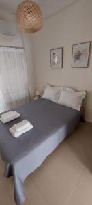 een slaapkamer met een groot bed met twee handdoeken erop bij Cristina‘s Place in Heraklion