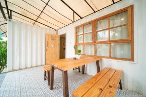 una mesa de madera y un banco en una habitación en Danka Vacation Home en Seribu