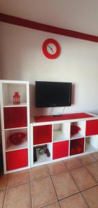 Televízia a/alebo spoločenská miestnosť v ubytovaní Playa Park Apartments