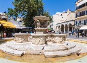 een fontein in het midden van een straat bij Cristina‘s Place in Heraklion +16 foto's