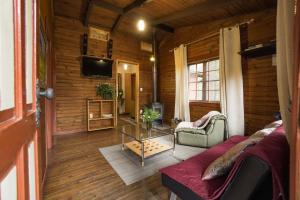 ein Wohnzimmer mit Sofa und Glastisch in der Unterkunft El Rincon Eco Hotel in Los Ángeles