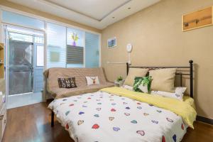 una camera con letto e finestra di West Lake Hefang Street Metro Exit B&B a Hangzhou