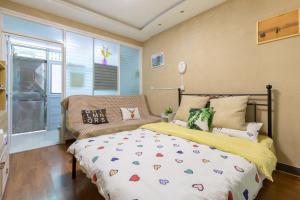 un dormitorio con una cama y una ventana en West Lake Hefang Street Metro Exit B&B, en Hangzhou