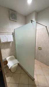 e bagno con servizi igienici e cabina doccia. di LPP Convention Hotel Demangan a Yogyakarta Altre 33 foto