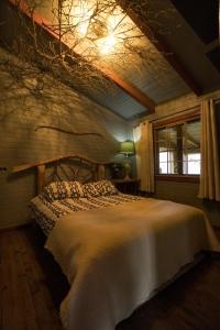 a bedroom with a large bed in a room at El Rincon Eco Hotel in Los Ángeles