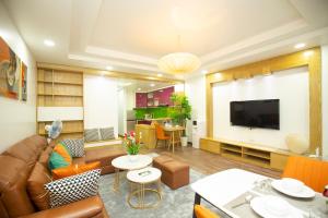 ein Wohnzimmer mit einem Sofa und einem Flachbild-TV in der Unterkunft Sumitomo12- 535 Kim Mã Apartment for Japanese in Hanoi