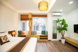 a bedroom with a bed and a window at Sumitomo12- 535 Kim Mã Apartment for Japanese in Hanoi