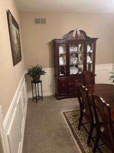 uma sala de jantar com uma mesa e um armário de louça em Anthony apartment em Macomb