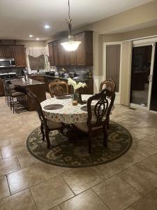 uma cozinha com mesa e cadeiras e uma sala de jantar em Anthony apartment em Macomb