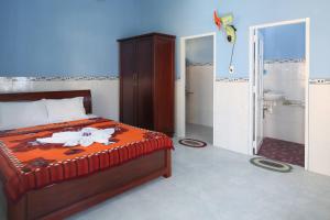 a bedroom with a bed and a bathroom with a shower at Đức Anh Bungalow in Phu Quoc