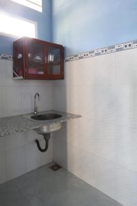 W łazience znajduje się umywalka i lustro. w obiekcie Đức Anh Bungalow w Duong Dong