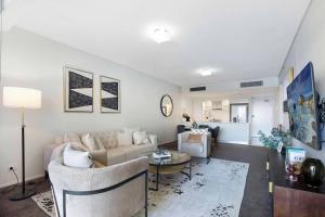 sala de estar con sofá y mesa en Brisbane City Luxe 3-Bd, Views, Pool, Car park en Brisbane