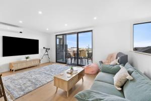 トーキーにあるWurrak Townhouse 26のソファと薄型テレビのあるリビングルーム