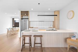 トーキーにあるWurrak Townhouse 26のキッチン(カウンター、スツール付)