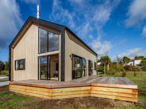 una pequeña casa con una gran terraza de madera en Viewtopia - Ohakune Holiday Home en Ohakune