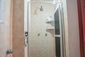 ducha con puerta de cristal y lavamanos en Copacabana - Apto 3 quartos, en Río de Janeiro