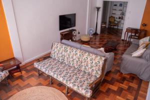 sala de estar con sofá y TV en Copacabana - Apto 3 quartos, en Río de Janeiro