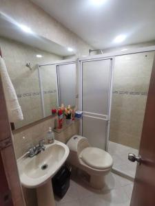 a bathroom with a toilet and a sink and a shower at Acogedor Apto Parque Sabaneta in Sabaneta