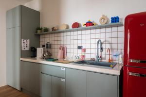Η κουζίνα ή μικρή κουζίνα στο 双層公寓 Duplex Apt.