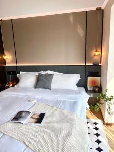 Łóżko lub łóżka w pokoju w obiekcie Manriver Executive Apartments