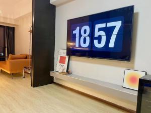 Telewizja i/lub zestaw kina domowego w obiekcie Manriver Executive Apartments
