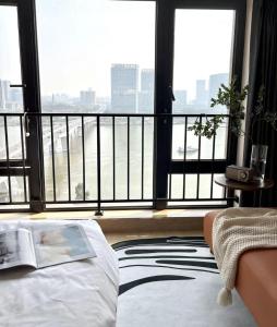 Łóżko lub łóżka w pokoju w obiekcie Manriver Executive Apartments