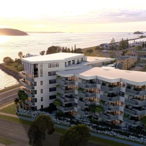 ein Luftbild eines Apartmenthauses am Meer in der Unterkunft OHANA - SeaHome in Batemans Bay