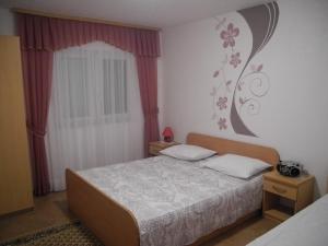 Habitación pequeña con cama y ventana en Apartments Maca - seaview & private parking, en Zablaće