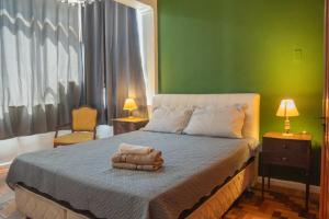 un dormitorio con una cama con un animal de peluche en Copacabana - Apto 3 quartos, en Río de Janeiro