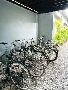 un grupo de bicicletas estacionadas junto a una pared en Angkor Piseth Homestay, en Siem Reap