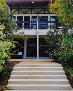 ein Haus mit einer Treppe, die zur Eingangstür führt in der Unterkunft Hotel Villa Del Sol in Coco